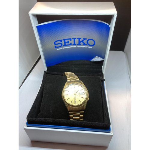 716 - A SEIKO 5 AUTOMATIC WRISTWATCH IN ORIGINAL PRESENTATION BOX WITH INSTRUCTIONS SEEN WORKING BUT NO WA... 