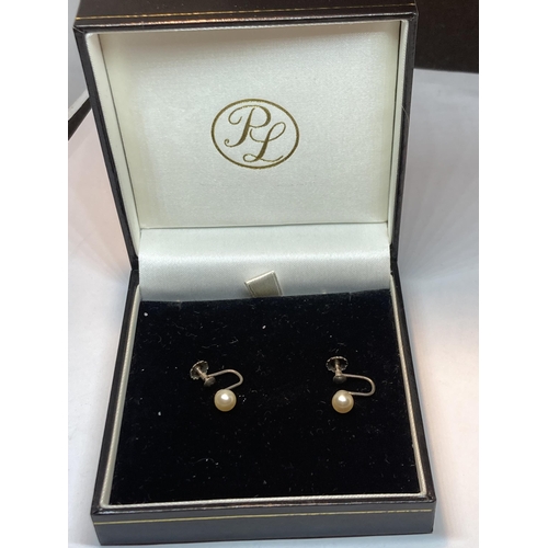 729 - A PAIR OF MARKED SILVER AND PEARL SCREW BACK EARRINGS IN A PRESENTATION BOX