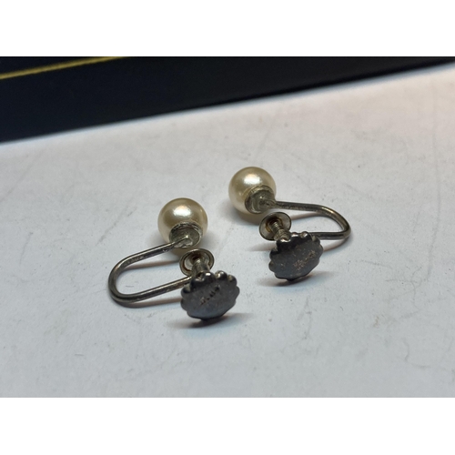 729 - A PAIR OF MARKED SILVER AND PEARL SCREW BACK EARRINGS IN A PRESENTATION BOX