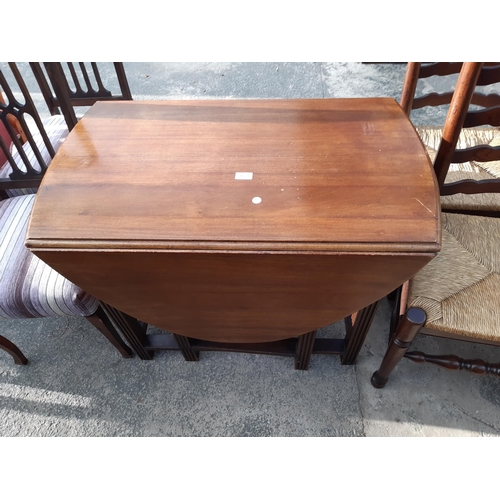 2879 - A MID 20TH CENTURY OVAL MAHOGANY TABLE ON FLUTED LEGS, 53.5