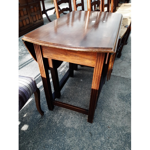 2879 - A MID 20TH CENTURY OVAL MAHOGANY TABLE ON FLUTED LEGS, 53.5