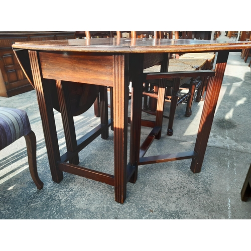 2879 - A MID 20TH CENTURY OVAL MAHOGANY TABLE ON FLUTED LEGS, 53.5