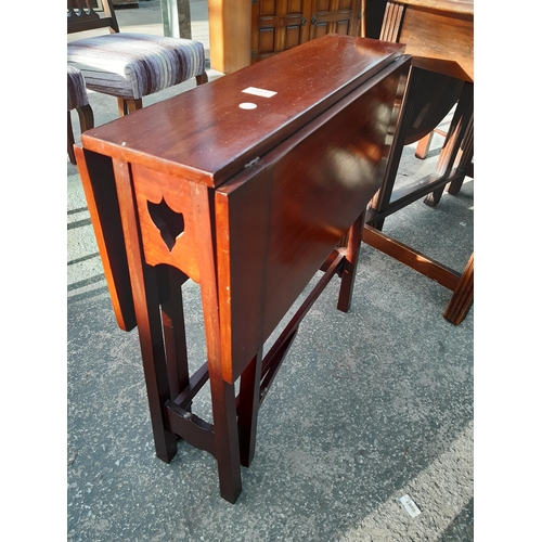 2881 - A MAHOGANY SUTHERLAND STYLE TABLE, 27