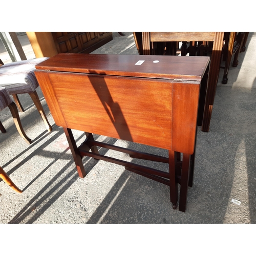 2881 - A MAHOGANY SUTHERLAND STYLE TABLE, 27