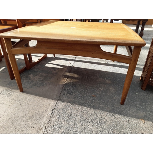 2885 - A RETRO TEAK G PLAN STYLE COFFEE TABLE, 34