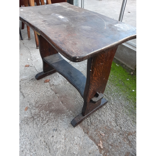 2895 - A MID 20TH CENTURY OAK PUB TABLE WITH WAVY RIM