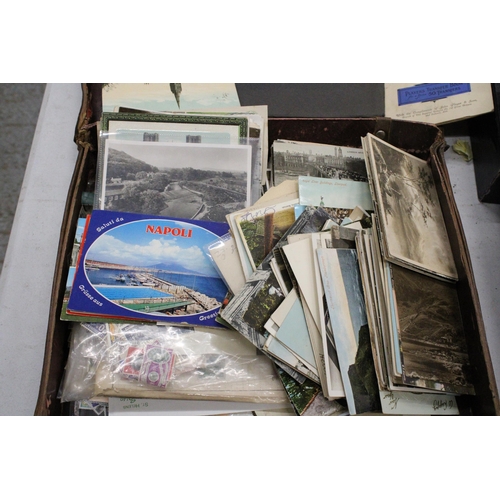 1005 - AN OLD CASE CONTAINING VINTAGE POSTCARDS, STAMPS AND OTHER EPHEMERA