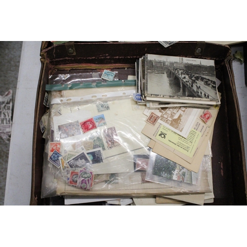 1005 - AN OLD CASE CONTAINING VINTAGE POSTCARDS, STAMPS AND OTHER EPHEMERA