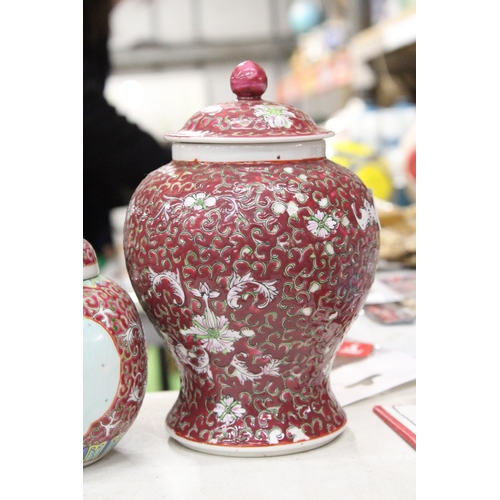 1103 - A VINTAGE CHINESE GINGER JAR TOGETHER WITH  A FAMILLE ROSE LIDDED URN