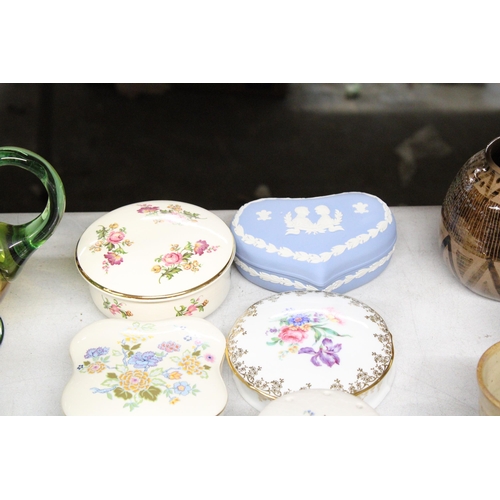 1157 - A COLLECTION OF CERAMIC TRINKET BOXES AND PIN TRAYS TO INCLUDE PRINKNASH POTTERY, WEDGWOOD JASPERWAR... 