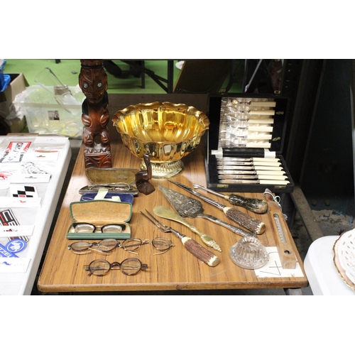 1160 - A MIXED VINTAGE LOT TO INCLUDE SPECTACLES AND CASES, A BOXED SET OF FLATWARE, SERVING UTENSILS, LARG... 