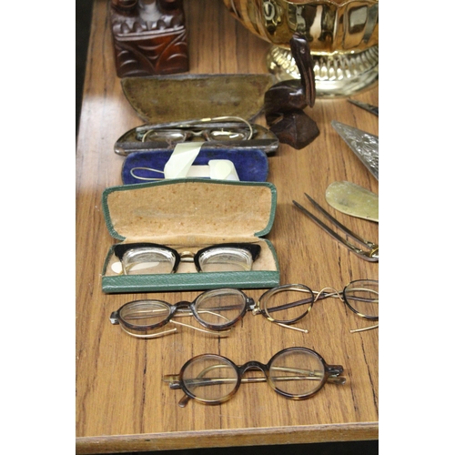 1160 - A MIXED VINTAGE LOT TO INCLUDE SPECTACLES AND CASES, A BOXED SET OF FLATWARE, SERVING UTENSILS, LARG... 