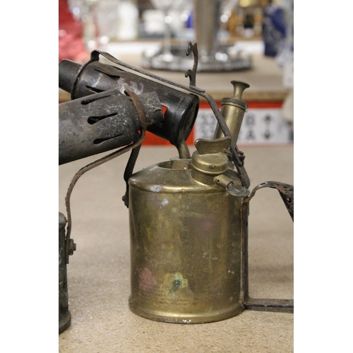 1191 - A HANDHELD PRIMUS BRASS BLOWTORCH TOGETHER WITH A GOVERNOR BLOW TORCH