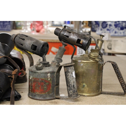 1191 - A HANDHELD PRIMUS BRASS BLOWTORCH TOGETHER WITH A GOVERNOR BLOW TORCH