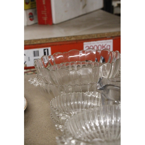 1196 - A LARGE QUANTITY OF GLASSWARE TO INCLUDE BOWLS, WINE GLASSES, SHERRY, BRANDY, ETC