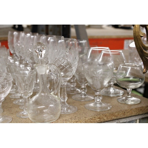 1196 - A LARGE QUANTITY OF GLASSWARE TO INCLUDE BOWLS, WINE GLASSES, SHERRY, BRANDY, ETC