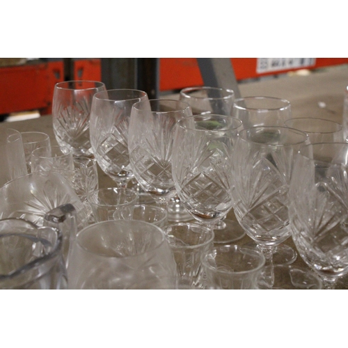 1196 - A LARGE QUANTITY OF GLASSWARE TO INCLUDE BOWLS, WINE GLASSES, SHERRY, BRANDY, ETC