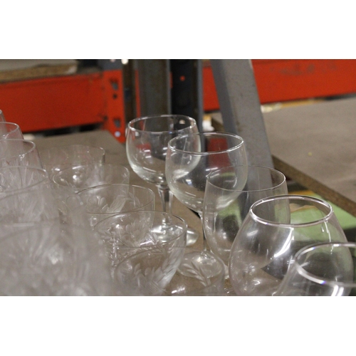 1196 - A LARGE QUANTITY OF GLASSWARE TO INCLUDE BOWLS, WINE GLASSES, SHERRY, BRANDY, ETC