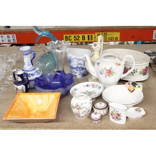 1198 - A MIXED LOT TO INCLUDE A HANDBLOWN MURANO STYLE GLASS FISH, ROYAL WORCESTER TOOTHPICK HOLDER, AYNSLE... 