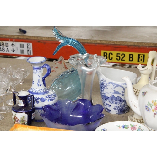 1198 - A MIXED LOT TO INCLUDE A HANDBLOWN MURANO STYLE GLASS FISH, ROYAL WORCESTER TOOTHPICK HOLDER, AYNSLE... 