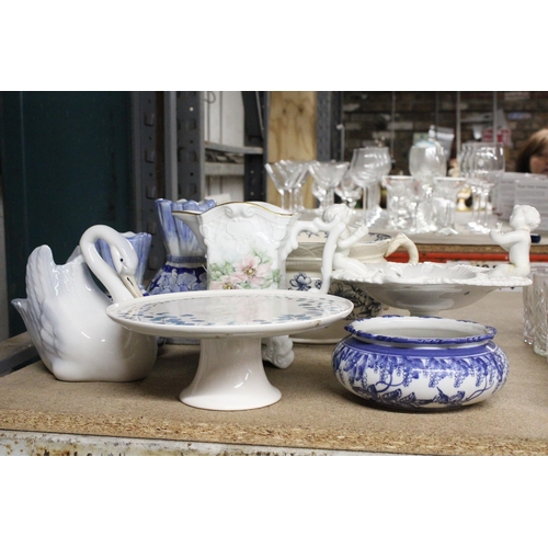 1200 - A MIXED LOT TO INCLUDE A STONEWARE CAKE STAND, SWAN PLANTER, MAJOLICA STYLE SOAP DISH FEATURING CHER... 