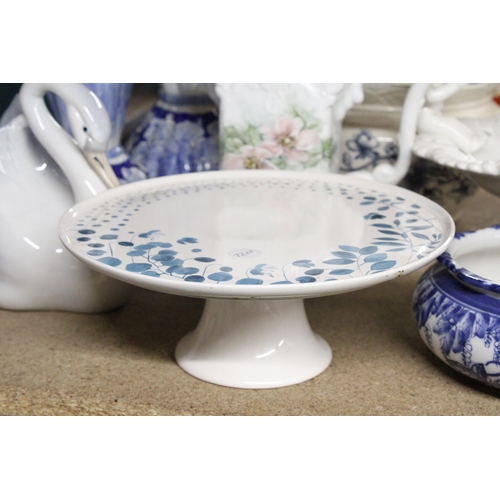 1200 - A MIXED LOT TO INCLUDE A STONEWARE CAKE STAND, SWAN PLANTER, MAJOLICA STYLE SOAP DISH FEATURING CHER... 