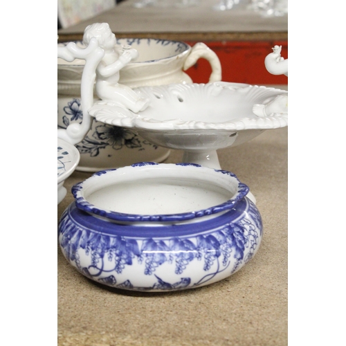 1200 - A MIXED LOT TO INCLUDE A STONEWARE CAKE STAND, SWAN PLANTER, MAJOLICA STYLE SOAP DISH FEATURING CHER... 