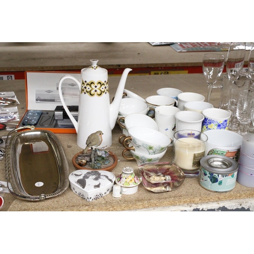 1283 - AN ASSORTMENT OF ITEMS TO INCLUDE COFFEE MUGS, CANDLES, ORNAMENTS, TEA CUPS ETC