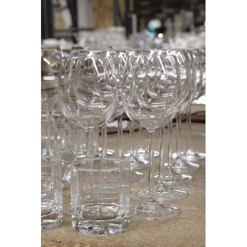 1284 - A QUANTITY OF GLASSWARE TO INCLUDE WINE GLASSES, JUGS ETC.