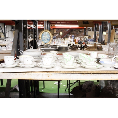 1287 - AN ASSORTMENT OR CERAMICS TO INCLUDE TEA CUPS AND SAUCERS, A SUGAR AND CREAMER, A LARGE BOWL ETC