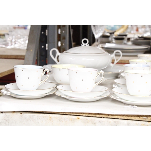 1287 - AN ASSORTMENT OR CERAMICS TO INCLUDE TEA CUPS AND SAUCERS, A SUGAR AND CREAMER, A LARGE BOWL ETC