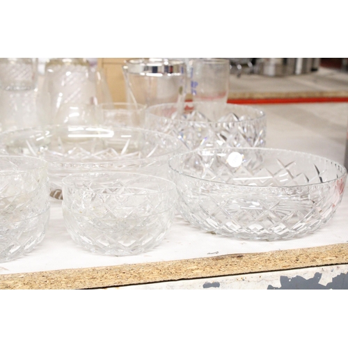 1288 - A LARGE ASSORTMENT OF GLASSWARE TO INCLUDE BOWLS, CUPS, JUGS ETC