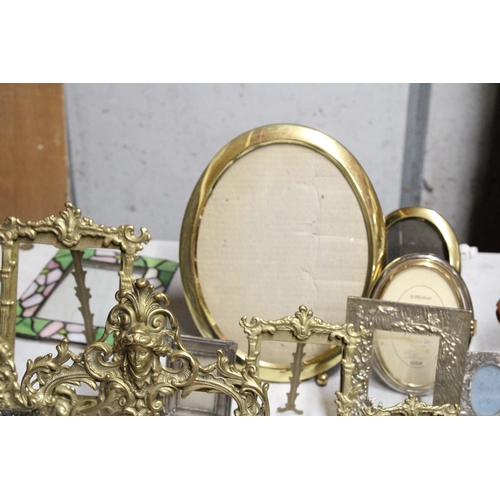 1324 - A LARGE QUANTITY OF VINTAGE PHOTO FRAMES TO INCLUDE BRASS, ETC