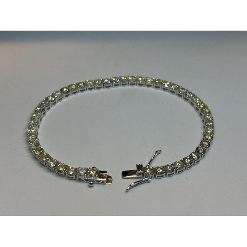 609 - A 14 CARAT WHITE GOLD TENNIS BRACELET WITH ROUND BRILLIANT CUT DIAMONDS TOTAL WEIGHT 9.02 CARATS WIT... 