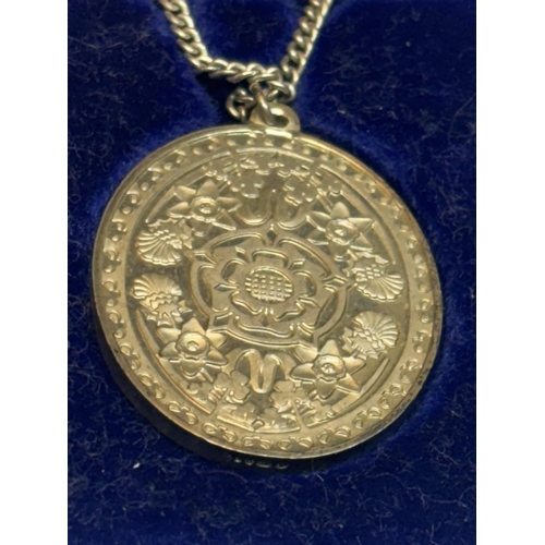 612 - A QUEEN ELIZABETH SILVER PENDANT ON A CHAIN IN A PRESENTATION BOX