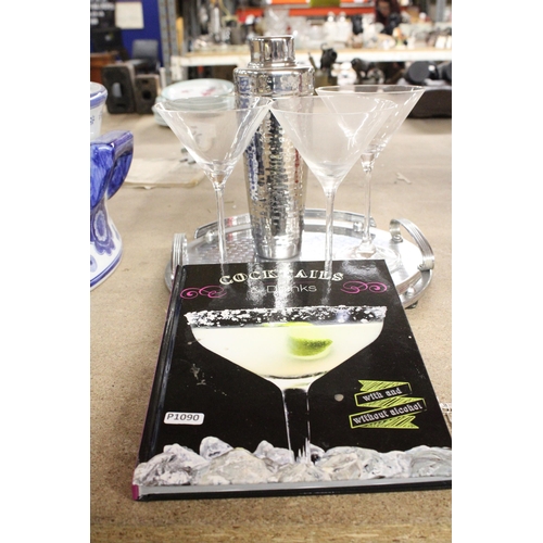 1171 - A COLLECTION OF COCKTAIL ITEMS TO INCLUDE A SILVER PLATED TRAY, COCKTAIL SHAKER PLUS A COCKTAIL BOOK