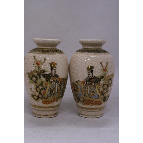 252 - A PAIR OF JAPANESE SAATSUMA VASES, HEIGHT 16CM