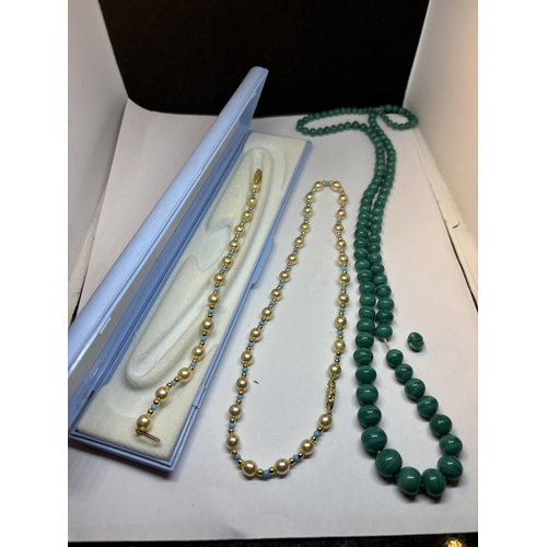 646 - A STRING OF PEARLS WITH BLUE AND YELLOW METAL BEADS AND A MATCHING BRACELET IN A PRESENTATION BOX AN... 