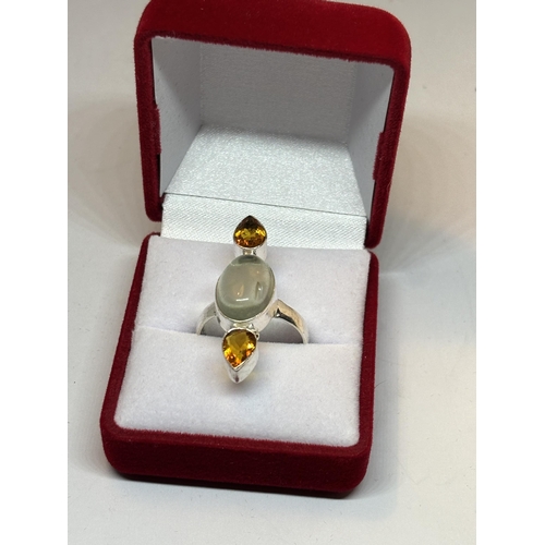 656 - A MARKED SILVER RING WITH TWO CITIRINES AND ONE MOONSTONE SIZE S IN A PRESENTATION BOX