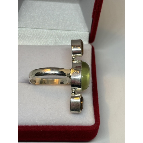 656 - A MARKED SILVER RING WITH TWO CITIRINES AND ONE MOONSTONE SIZE S IN A PRESENTATION BOX