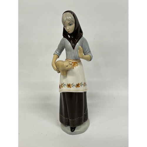 847 - A VINTAGE PINTADO A MANO CUART DE POBLET VALENCIA MADE IN SPAIN FIGURE OF A LADY WITH A PIGLET