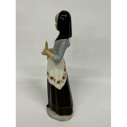 847 - A VINTAGE PINTADO A MANO CUART DE POBLET VALENCIA MADE IN SPAIN FIGURE OF A LADY WITH A PIGLET