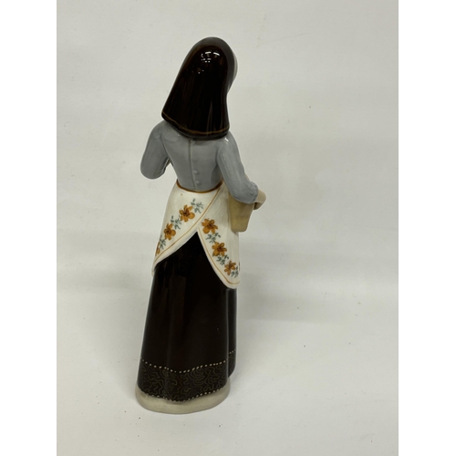 847 - A VINTAGE PINTADO A MANO CUART DE POBLET VALENCIA MADE IN SPAIN FIGURE OF A LADY WITH A PIGLET