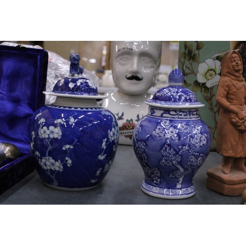 912 - A OLLECTION OF BLUE AND WHITE POTTERY TO INCLUDE LIDDED GINGER JARS A PAIR OF ARCADIAN 'CHARIOTS' VA... 