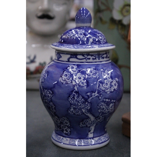 912 - A OLLECTION OF BLUE AND WHITE POTTERY TO INCLUDE LIDDED GINGER JARS A PAIR OF ARCADIAN 'CHARIOTS' VA... 