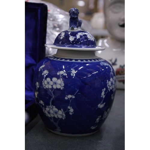 912 - A OLLECTION OF BLUE AND WHITE POTTERY TO INCLUDE LIDDED GINGER JARS A PAIR OF ARCADIAN 'CHARIOTS' VA... 