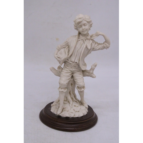 913 - A FIGURE OF A BOY ON A WOODEN PLINTH, HEIGHT 16CM