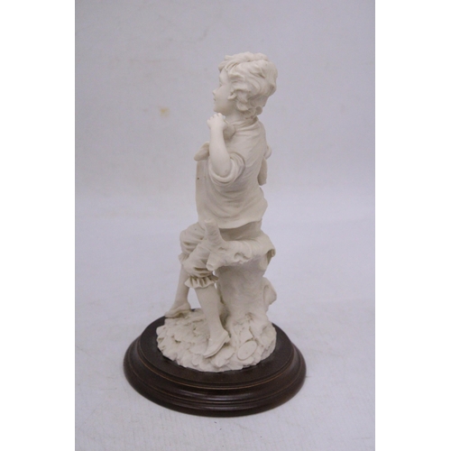 913 - A FIGURE OF A BOY ON A WOODEN PLINTH, HEIGHT 16CM