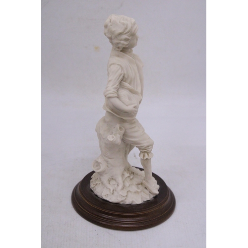 913 - A FIGURE OF A BOY ON A WOODEN PLINTH, HEIGHT 16CM