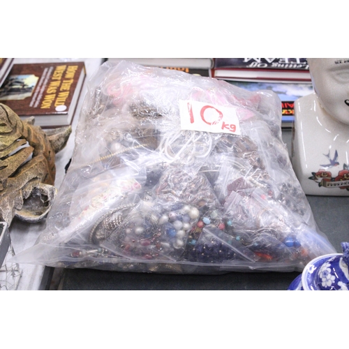 917 - 10KG OF INDIVIDUALLY PACKAGED COSTUME JEWELLERY NECKLACES